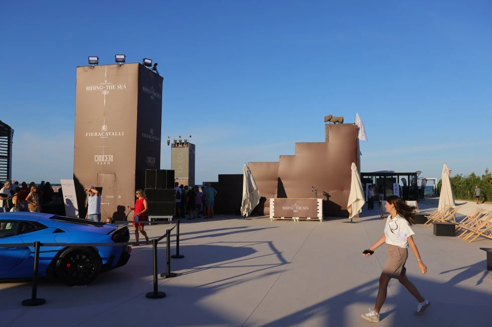 Riding by the Sea 2026: l'allestimento firmato SEC Events