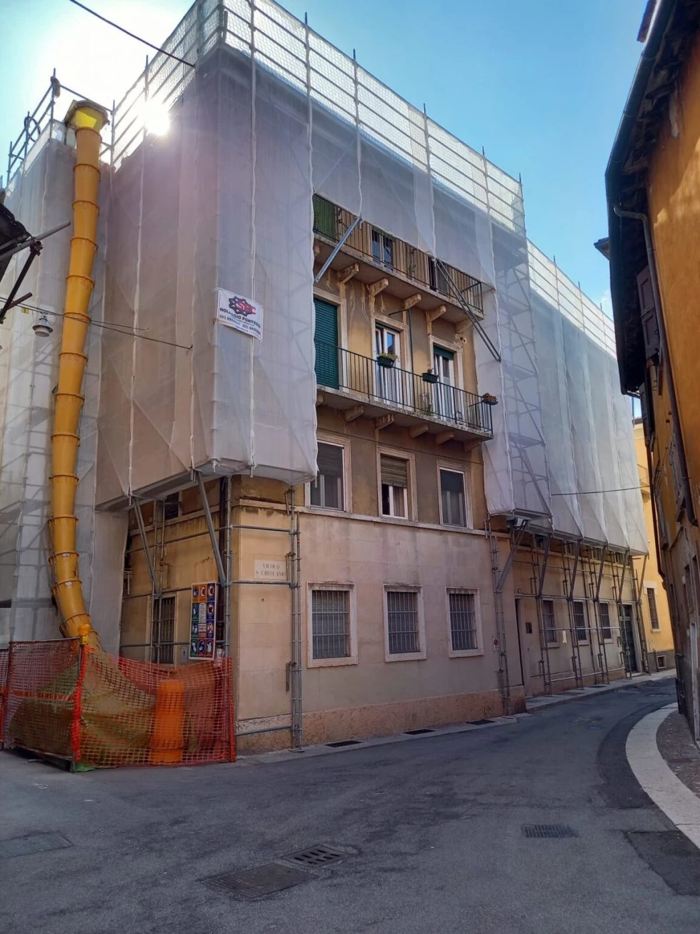 Tetto da rifare sul Lungadige Riva-Battello